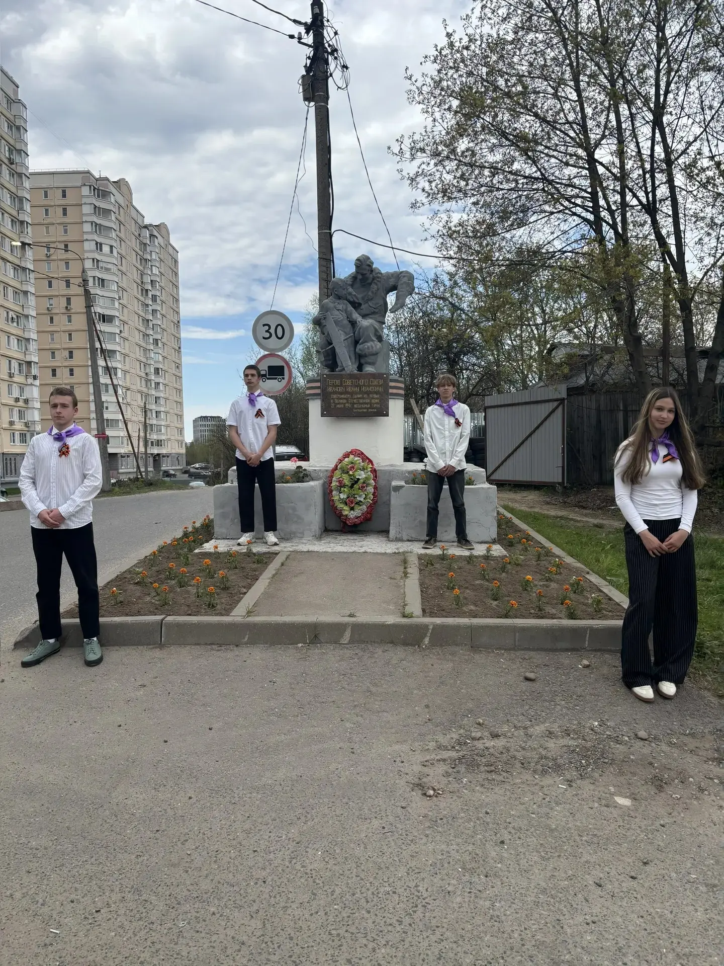 Ученики МБОО" Гимназия" продолжают нести  Вахту Памяти.  Учащиеся нашей гимназии продолжают  участие