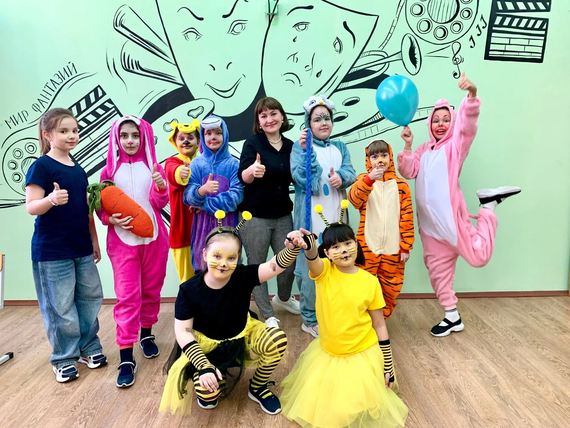 🎭 «Винни-Пух» в гостях у малышей ❤️  👏 Артисты школьной театральной студии «Мир фантазий» снова пора