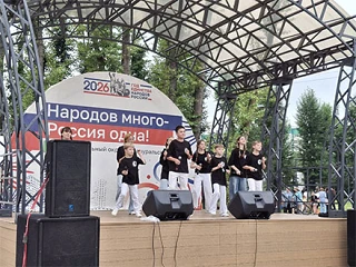 Герои, почетные граждане и большой концерт: как в Театральном парке отметили День город...