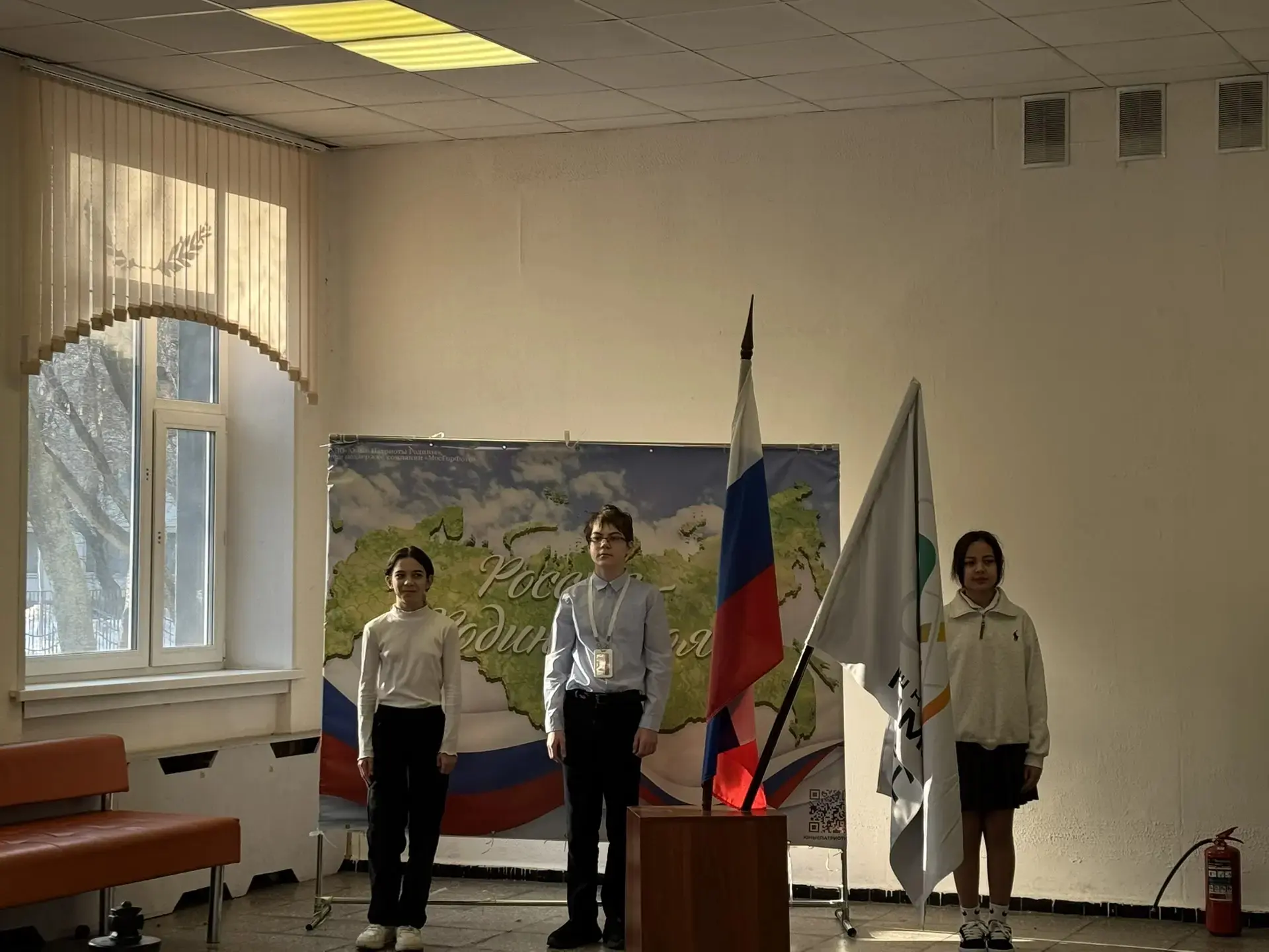 Церемония поднятия флага  📆Вот и наступил понедельник — начался новый учебный недельный цикл, а вмес