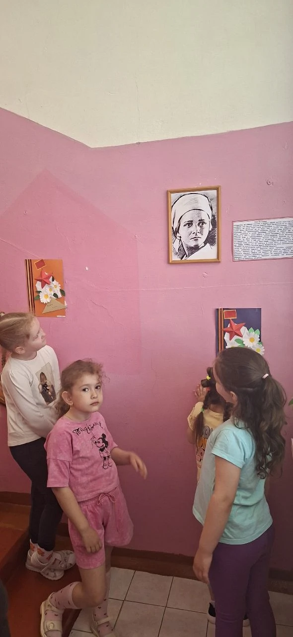 В нашем детском саду стало доброй традицией размещать на стенах вдоль лестниц тематичес...
