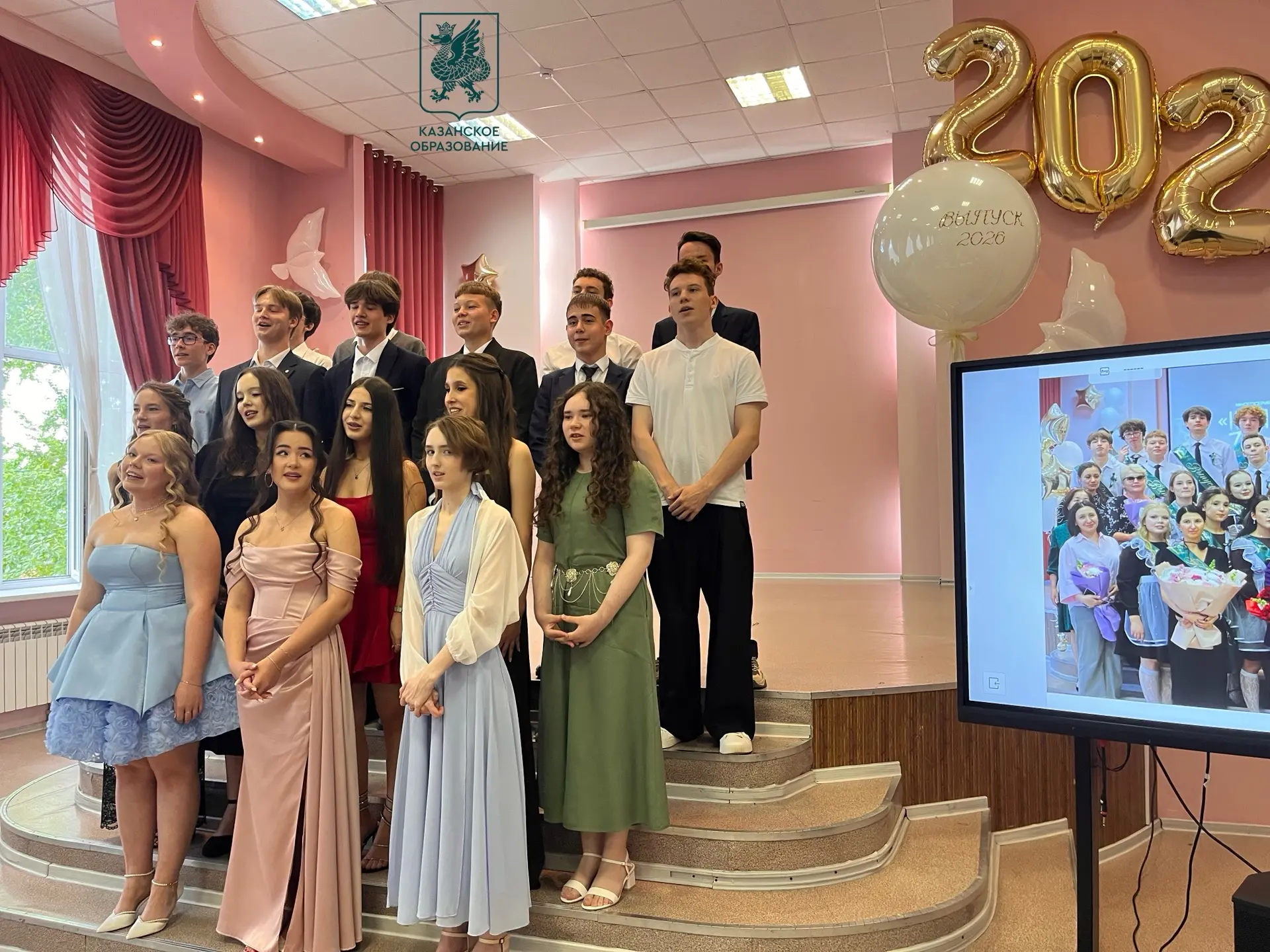 ВРУЧЕНИЕ АТТЕСТАТОВ

😍 Сегодня в школе прошло торжественное вручение аттестатов 11А классу. 

🫶 В 