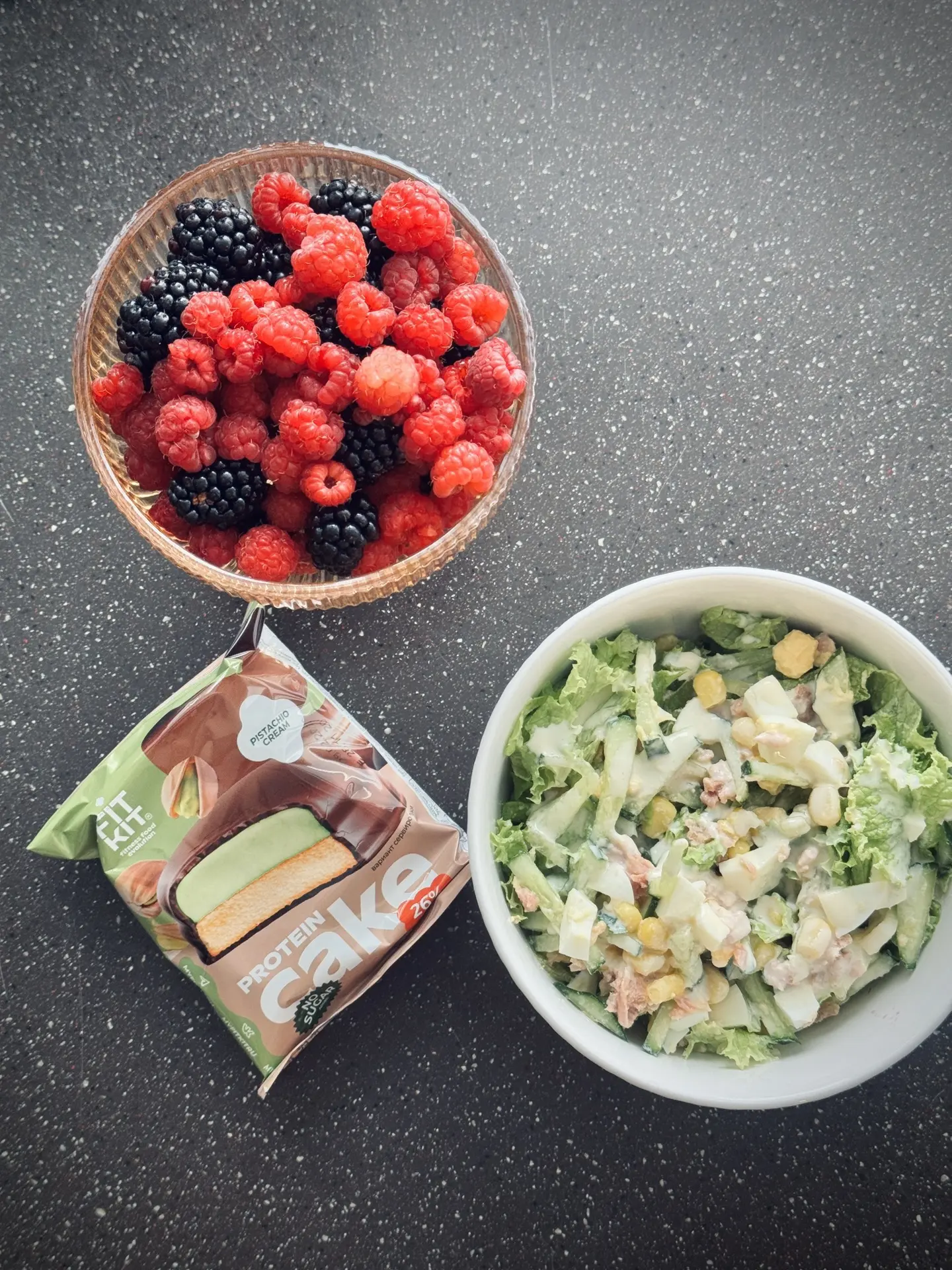 Салат с тунцом и яйцами 🥗

📝 Ингредиенты:
· Листья салата 100 г
· Тунец в собственном соку 128 г
·