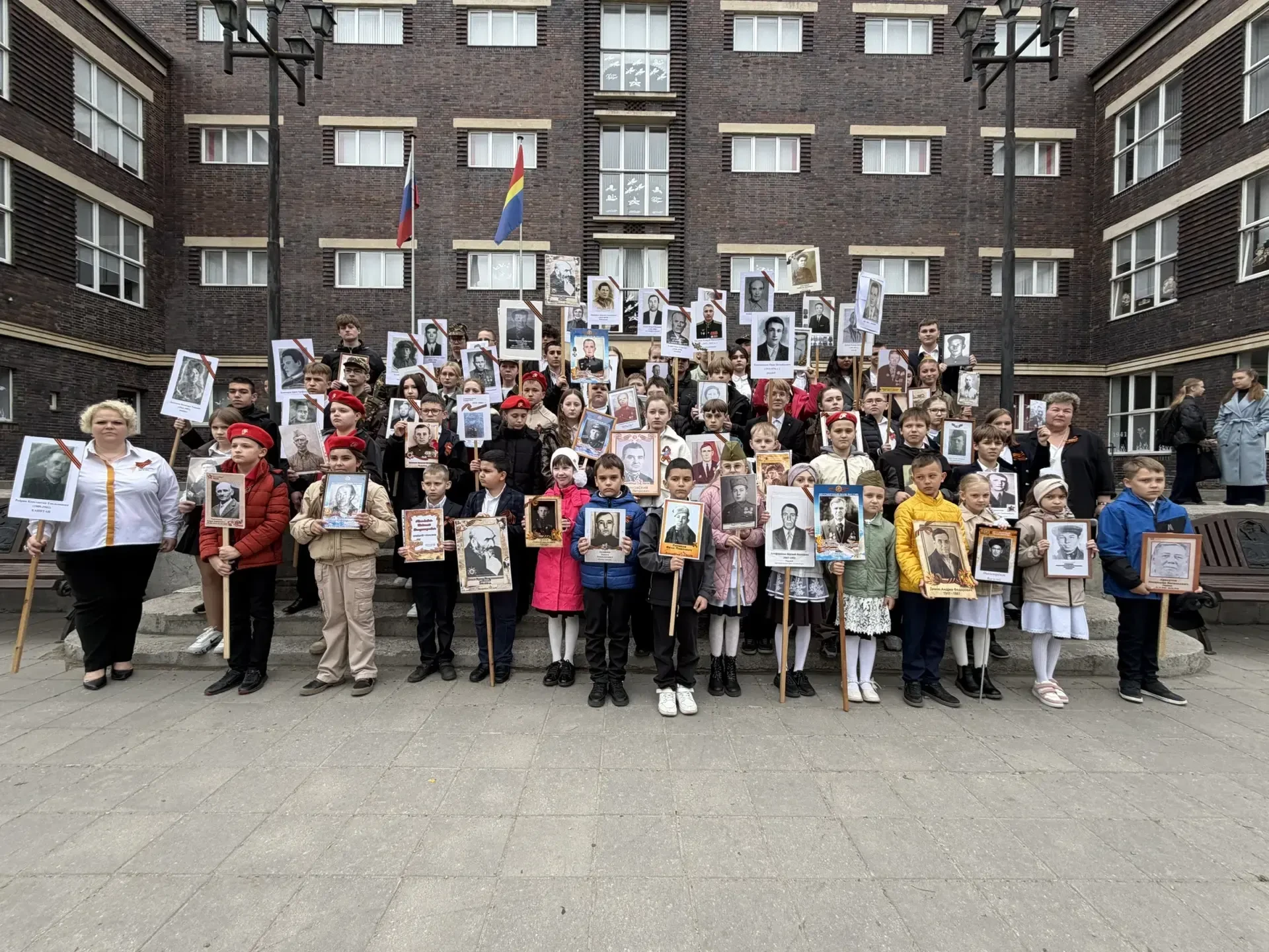 Бессмертный полк гимназии построен!  8 мая на площадке перед гимназией состоялись торжественные лине