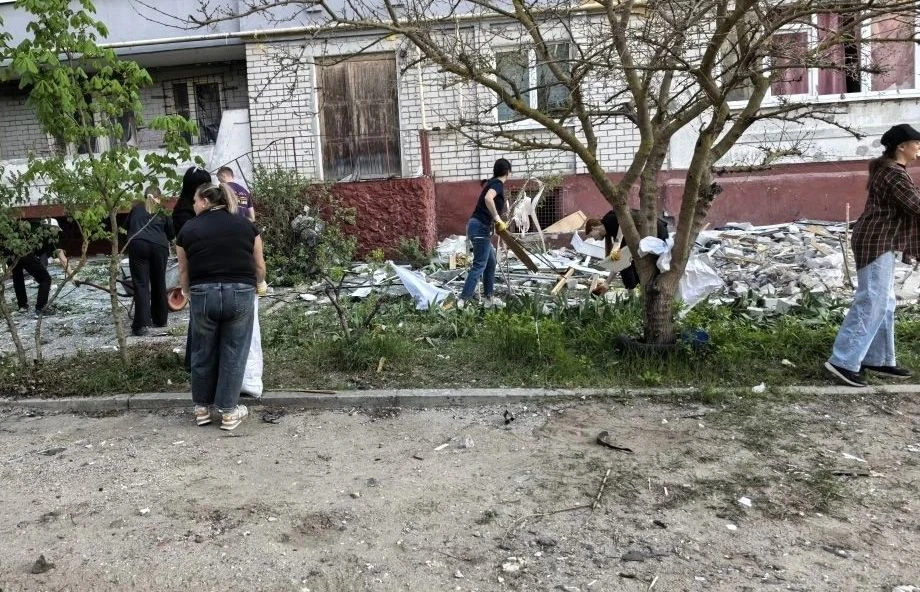 В микрорайоне Автозаводец добровольцами убрано 30 кубометров мусора  В Бежице устраняют последствие 