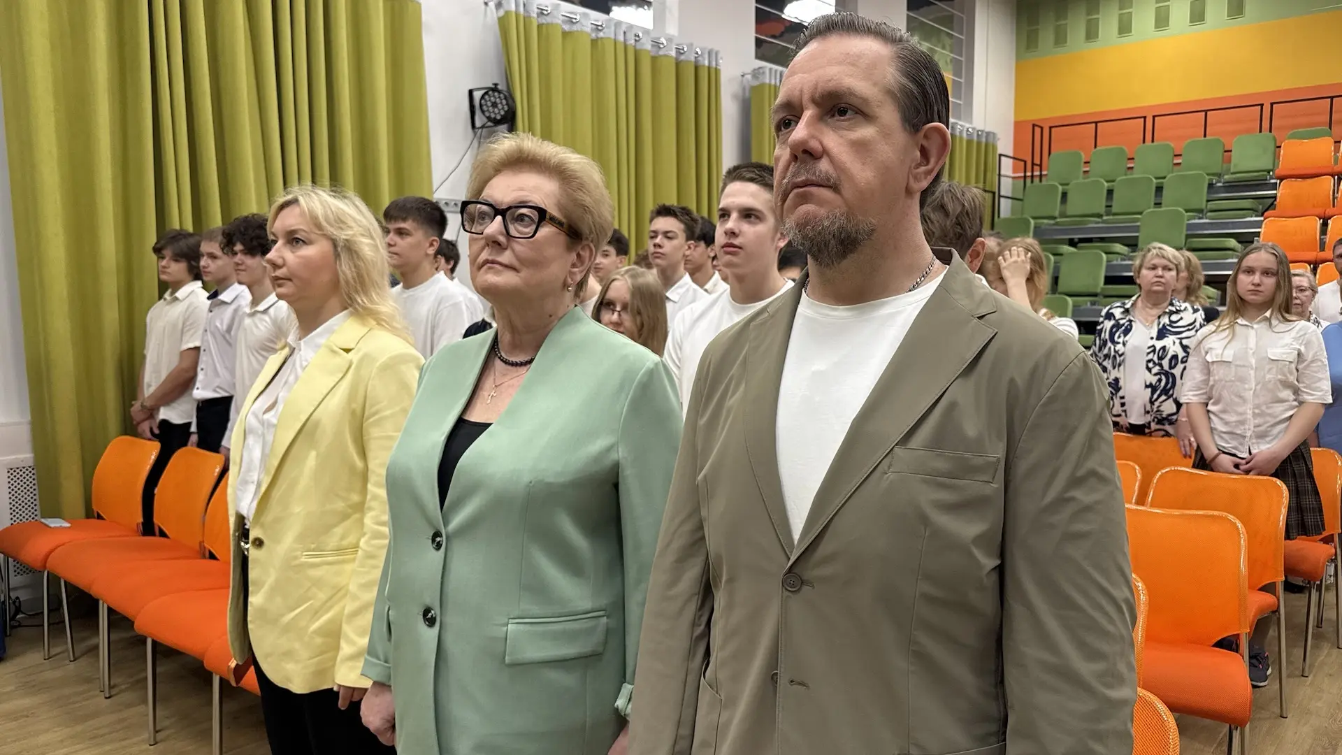 🇷🇺Понедельник в школе традиционно начался с  церемония поднятия Государственного флага и исполнения 