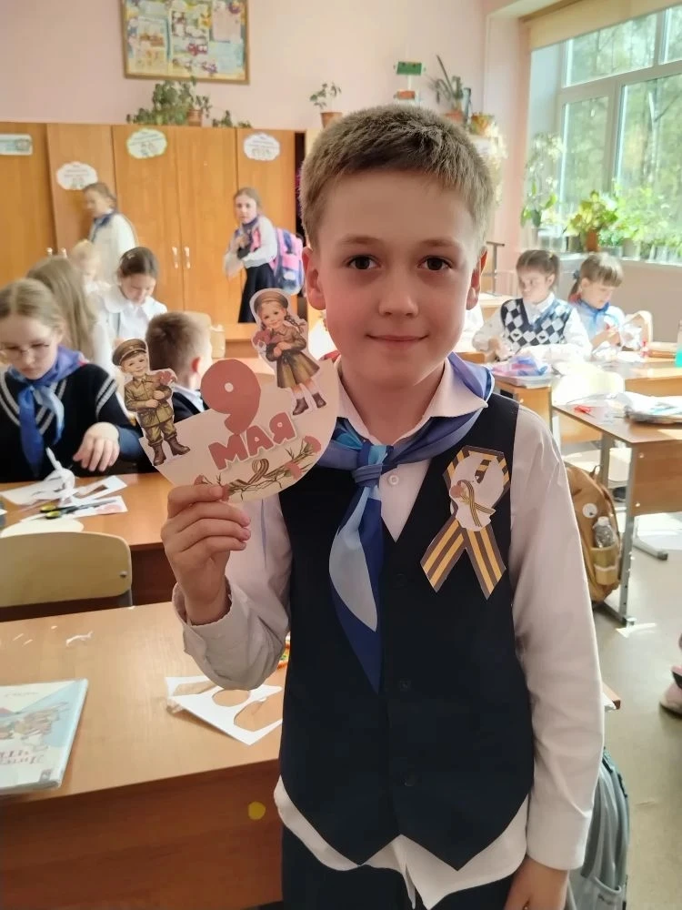 Маленькие герои большой памяти: во 2 "В" классе прошла акция «Помнить» 📖🕯️

В нашей №34 школе прош