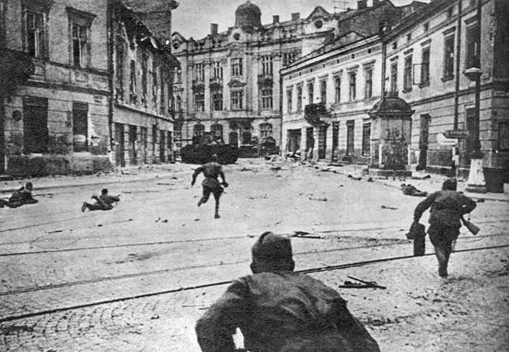 Бойцы РККА на улицах Львова. Июль 1944 г.