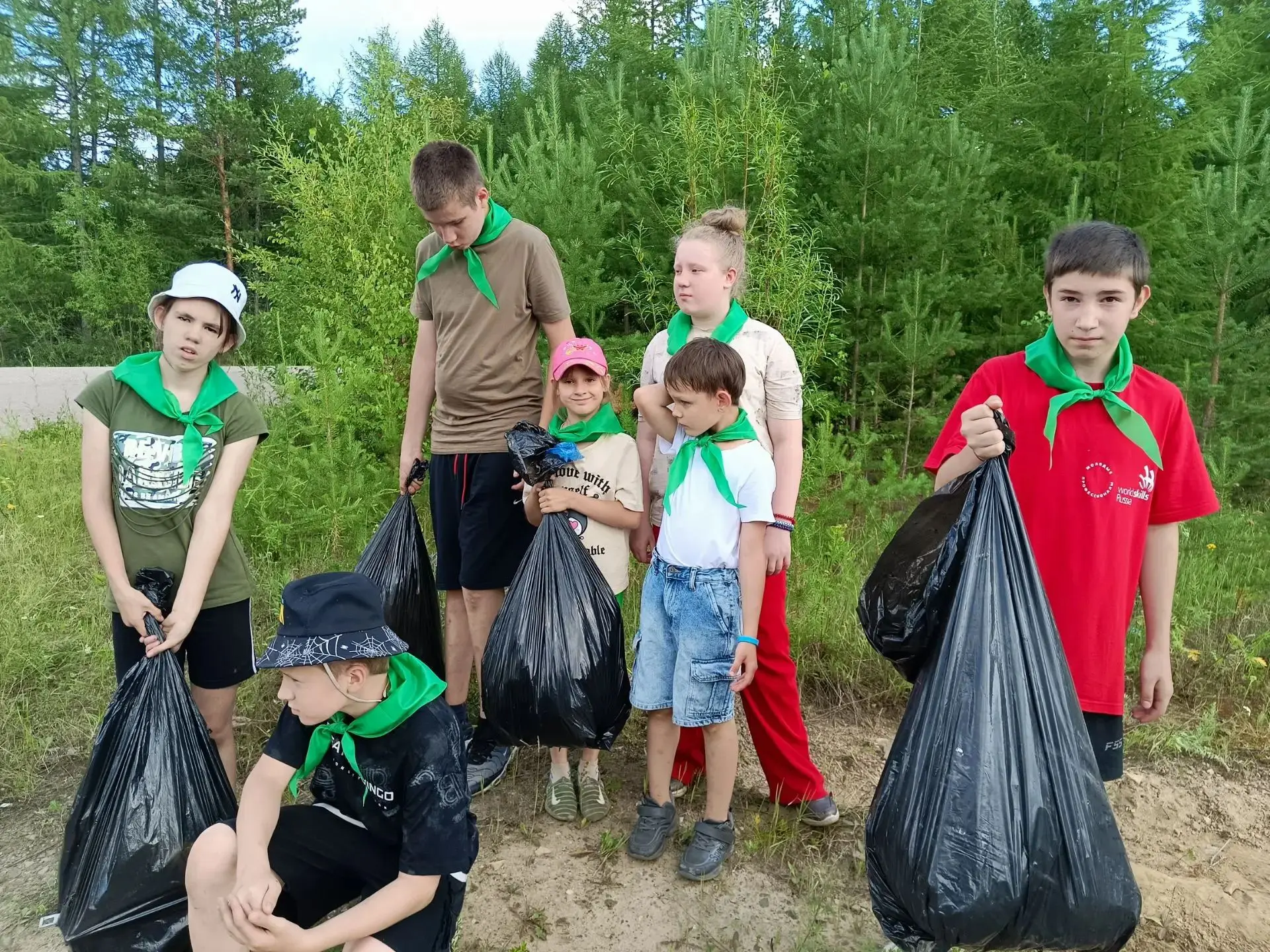 Ребята, под руководством воспитателя Козыревой Алёны Георгиевны, провели традиционную акцию "Чистый 