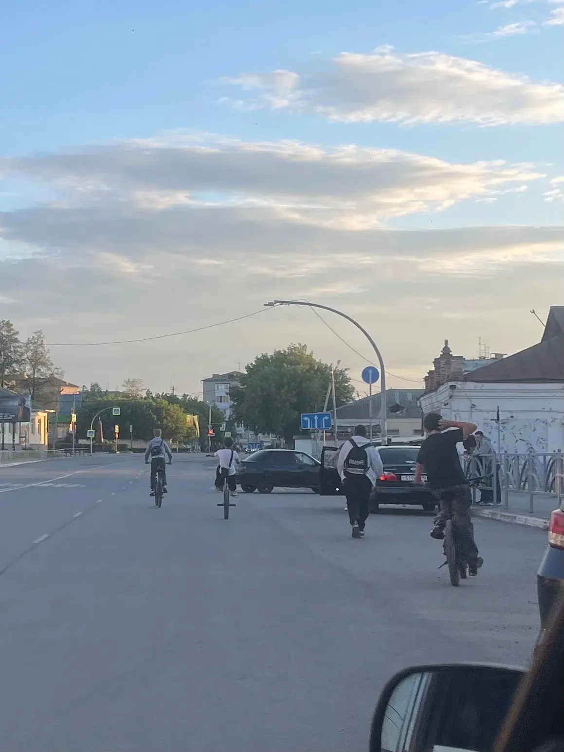 26.06.26 ориентировочно с 20:20 до 21:00 в центре города молодые люди (на фото) каталис...