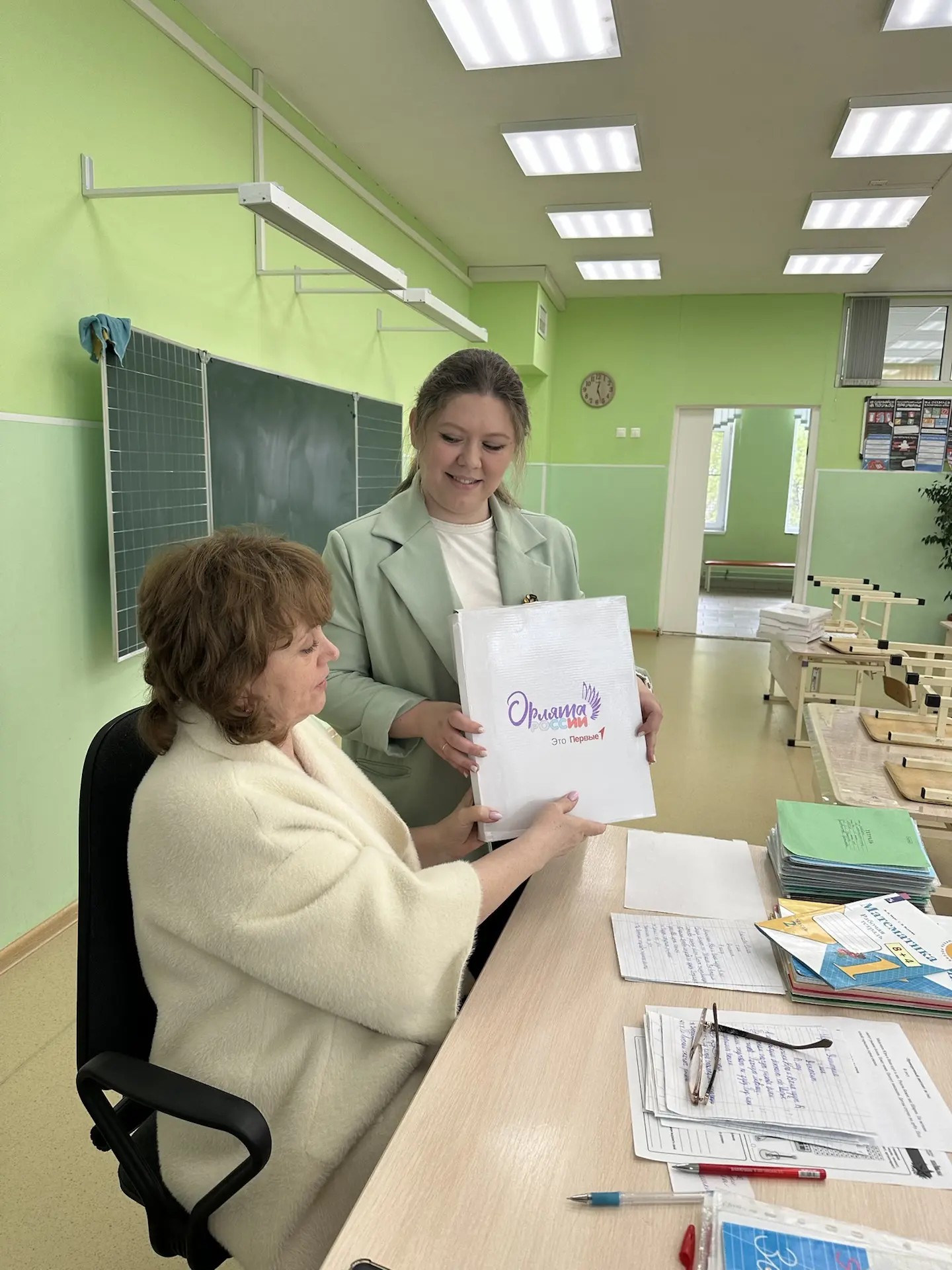 📢 Классные руководители начальных классов получили уникальные папки-сумки «Орлята России».  💼 Учител