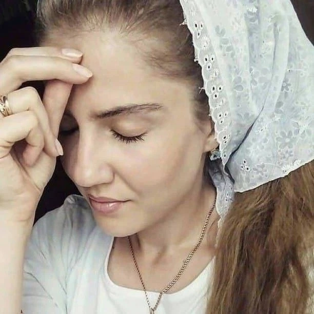 Перед выходом из дома надо осенять себя крестным знамением с молитвой: