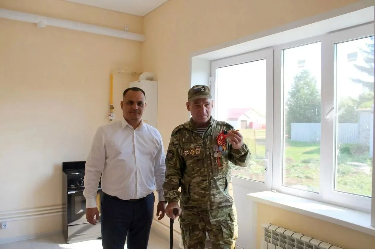 Сегодня вручил ключи от квартиры Нерсесяну Альберту Семёновичу — инвалиду боевых действ...