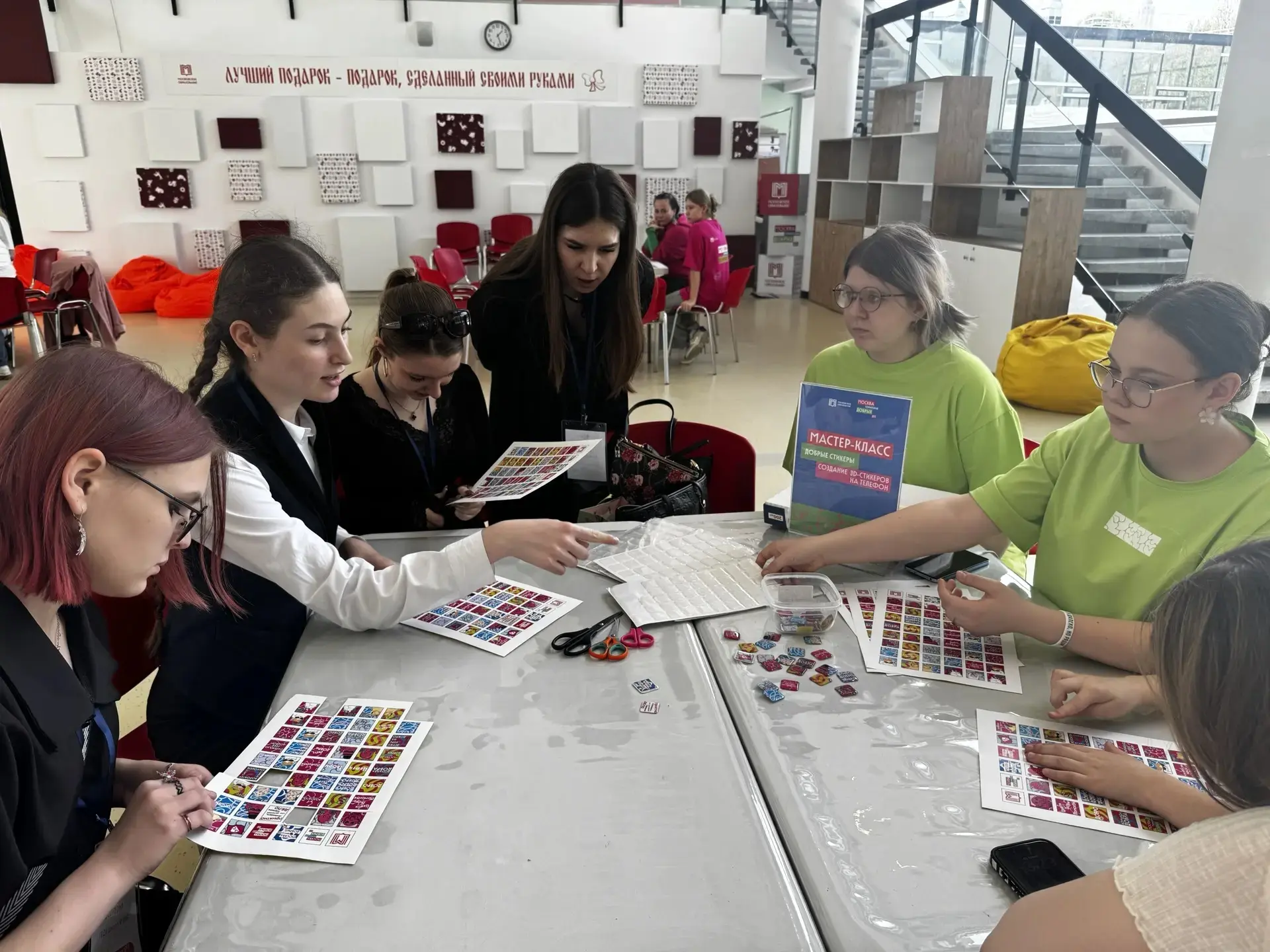 #СтудентыПК8   🤝 Волонтёры #ПК8 приняли участие в форуме МЦВП «Москва — территория добрых дел». ✨  Н