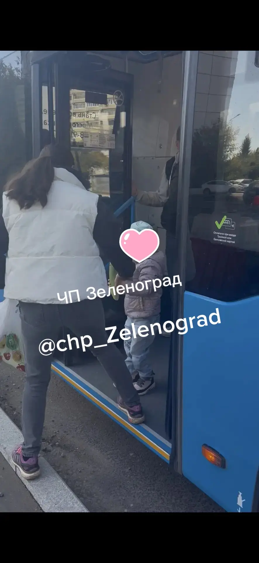 Сегодня на остановке «12-й микрорайон» водитель маршрута № 400 на несколько минут зажал...