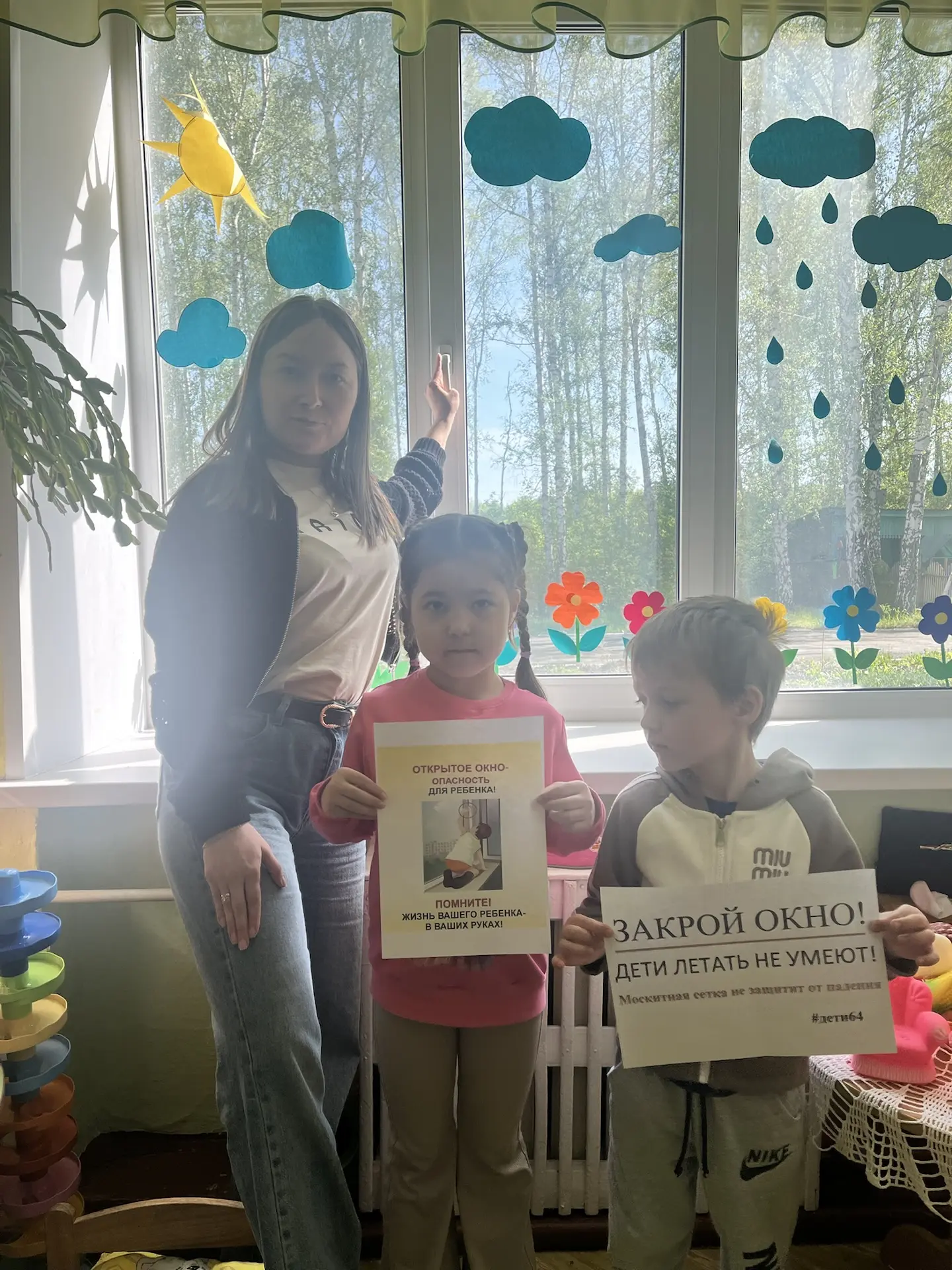 В рамках акции «Безопасное окно» в логопедической группе провела беседу с детьми о прав...