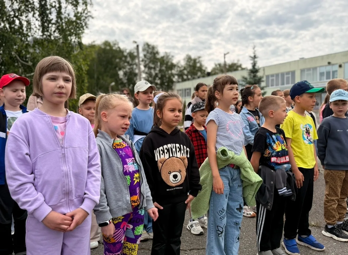 🎉Открытие 2-й лагерной смены прошло на ура!

Наши ребята начали этот день с гордости за страну - ут