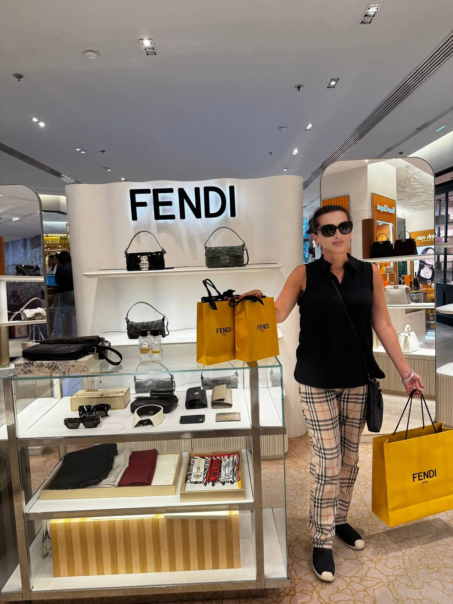 Это я. Выношу нам  Fendi из бутиков Парижа. Кажется, унесла все Perche No).