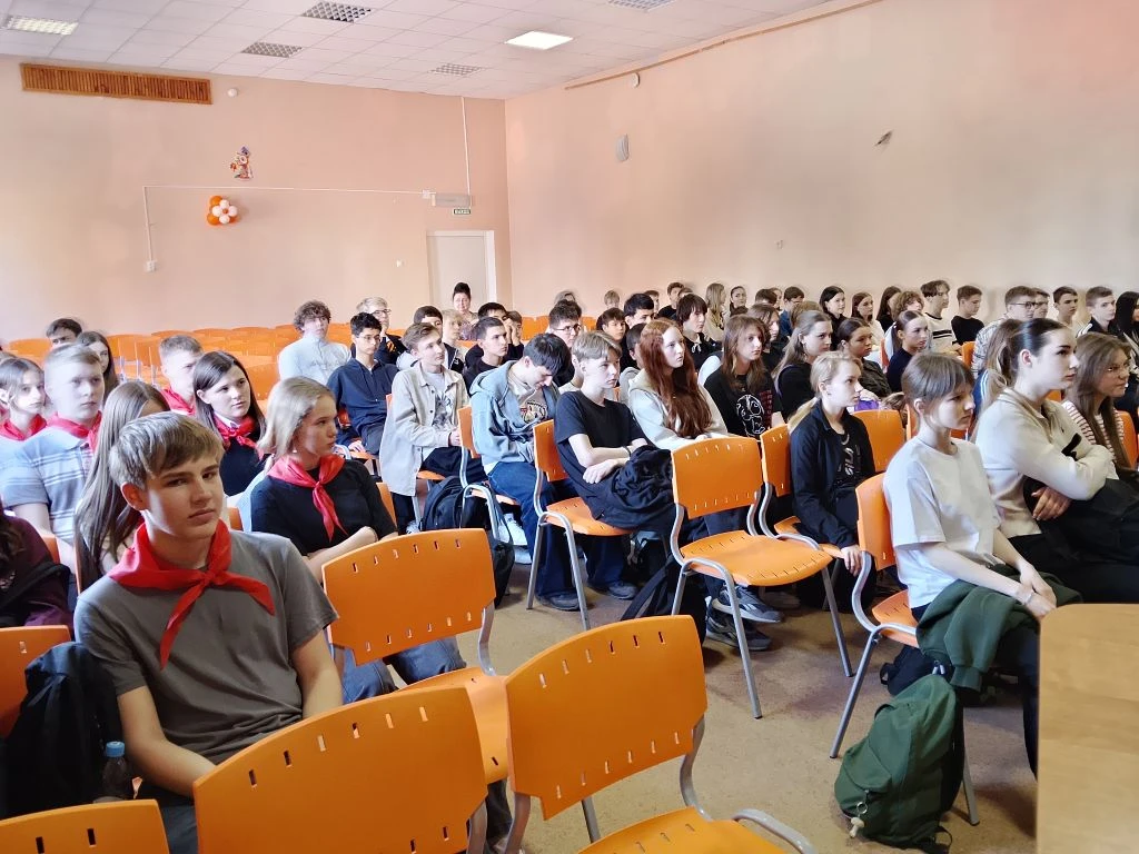 Сегодня к обучающимся 9 классов приходили преподаватели Московской Финансово-Юридической Академии. П