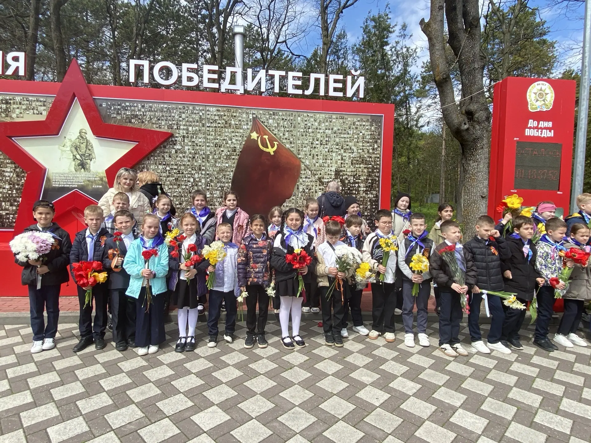 🌅 Утро Победы: вместе вспоминаем героев! Сегодня обучающиеся МБОУ СОШ 8 и активисты «Орлят России» п