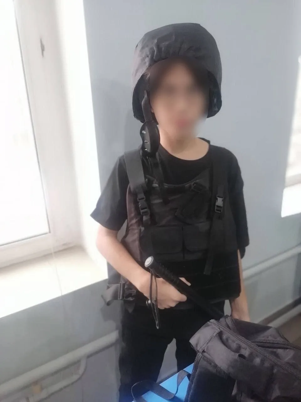 Школьник выстрелил из арбалета в учительницу, а затем распылил перец в школе в Челябинске Ученик 9 к