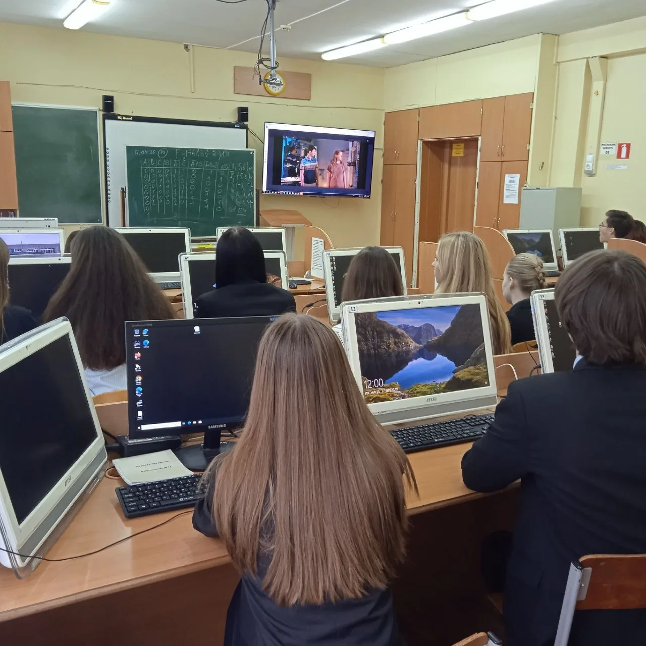 🚀 КВАНТОВЫЙ СКОК: НАЧАЛОСЬ! 🚀 С 6 апреля по всей России стартовал Всероссийский «Урок цифры» по само