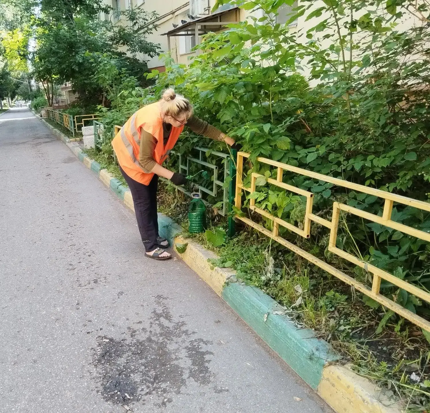 🏡 Продолжаем благоустраивать дворы!

Обновляем покраску заборов и ограждений, поддерживая аккуратны