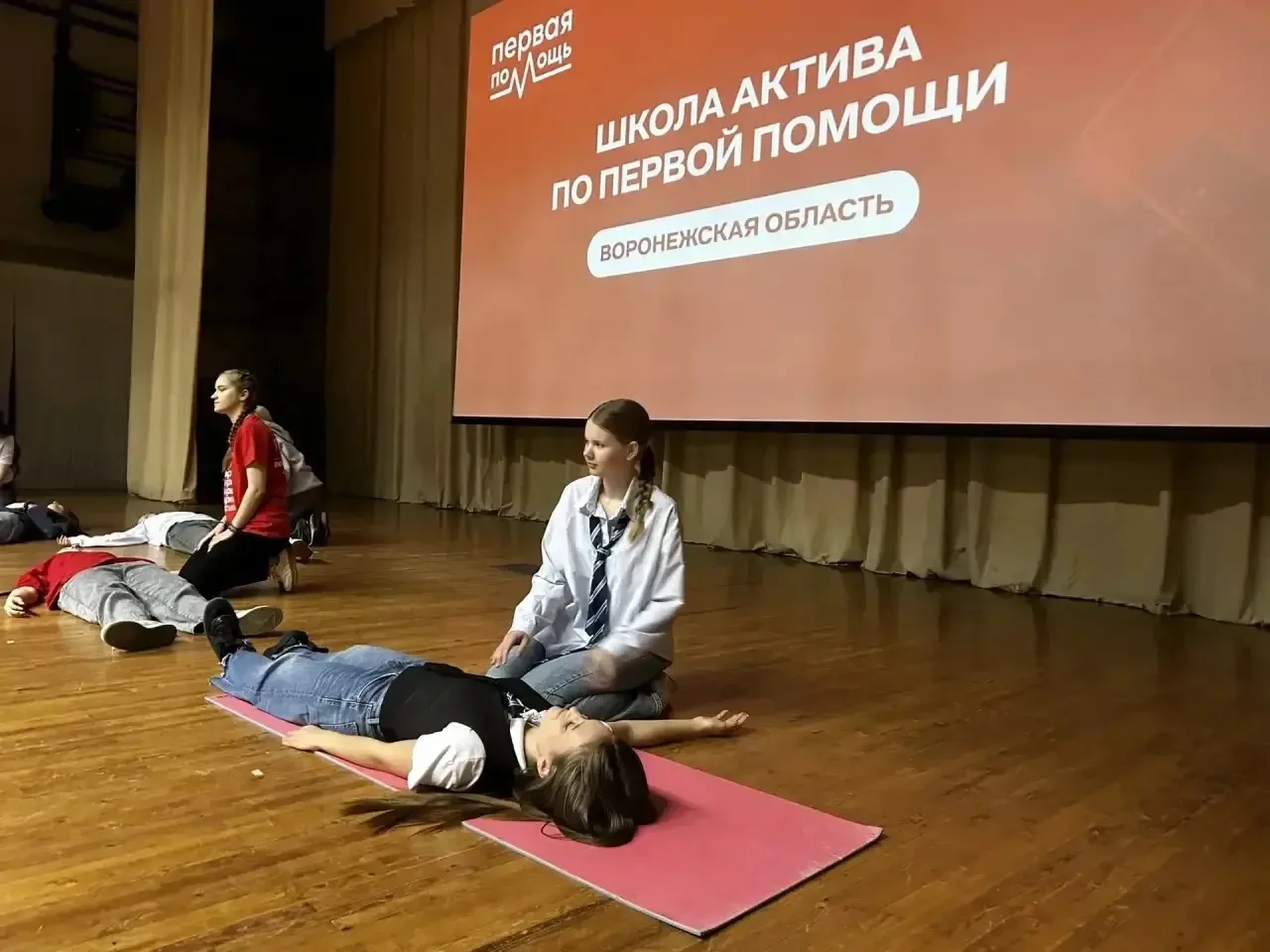 ПЕРВАЯ ПОМОЩЬ  В молодёжном центре прошла зональная школа актива, где ребята учились оказывать довра