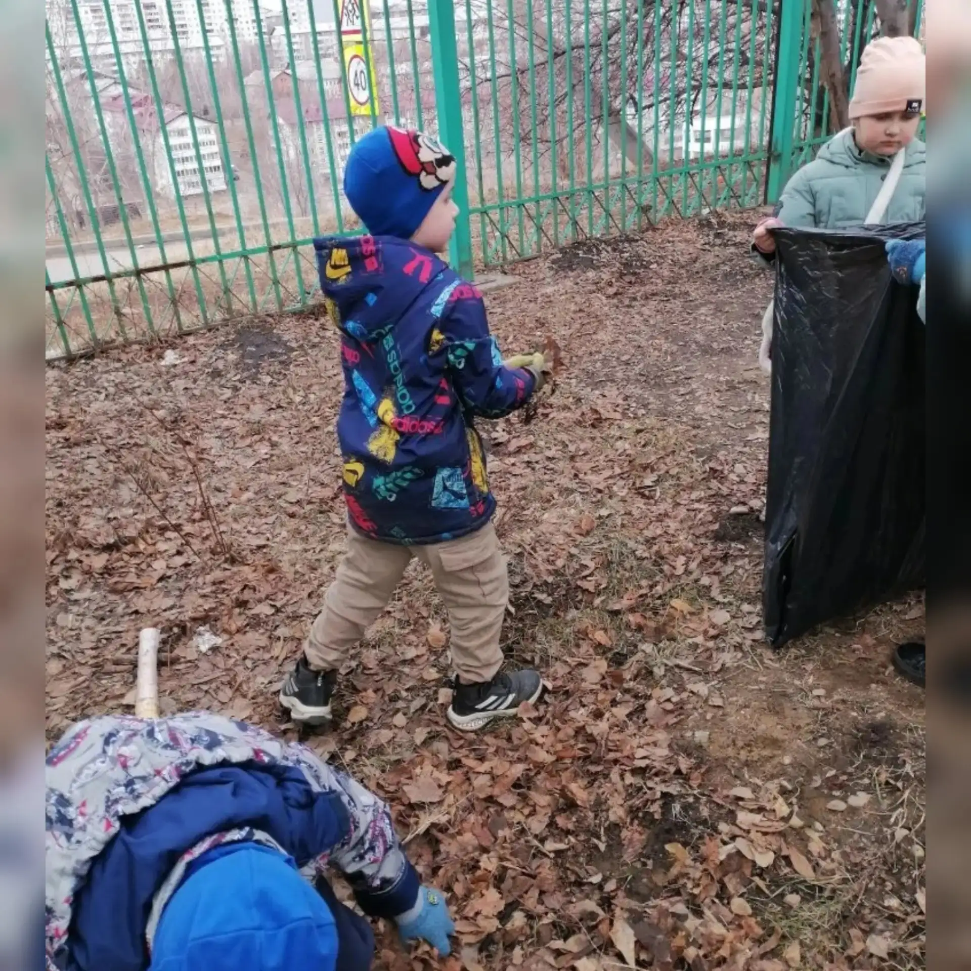 В нашем детском саду прошёл субботник в котором приняли участие ребята группы "Смородин...