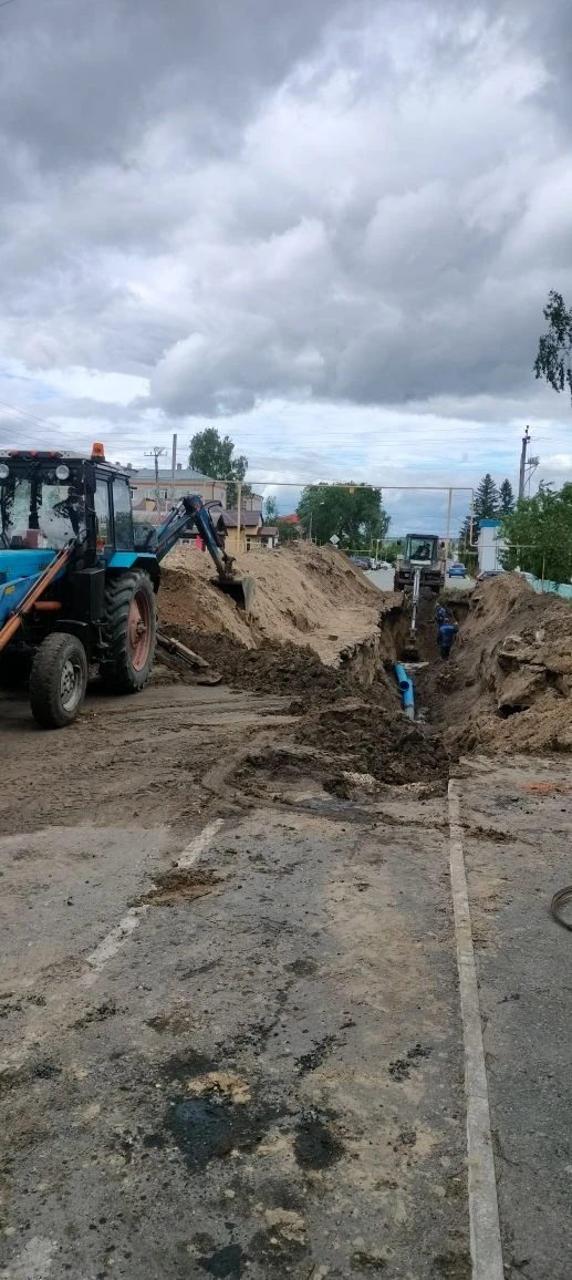 Сотрудниками МБУ "СХКО Большеберезниковского района" осуществляется замена участка цент...