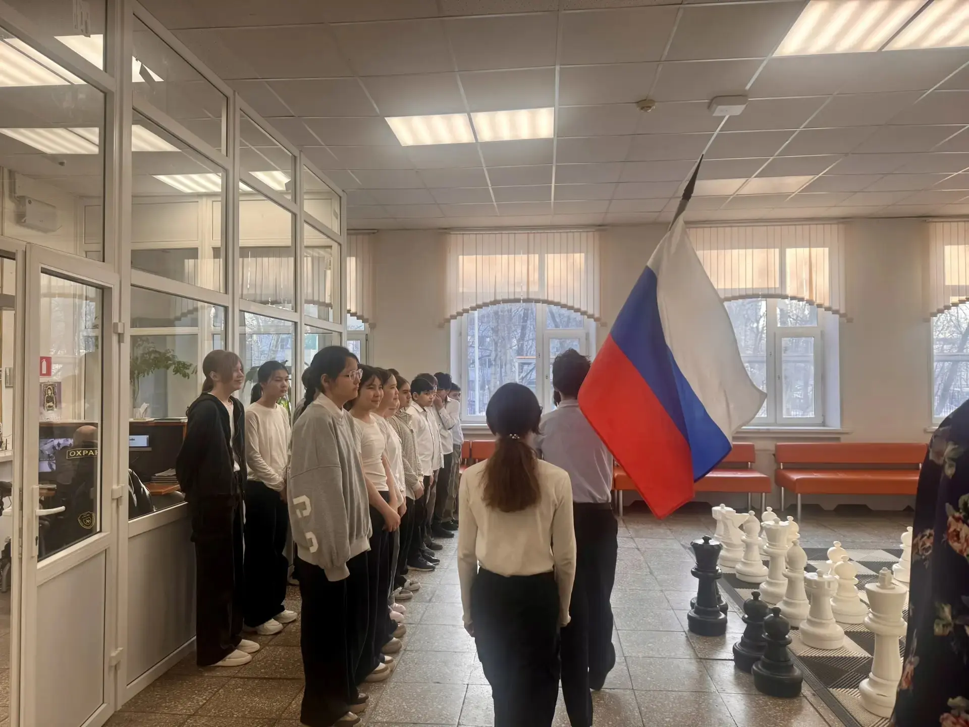 Церемония поднятия флага  📆Вот и наступил понедельник — начался новый учебный недельный цикл, а вмес