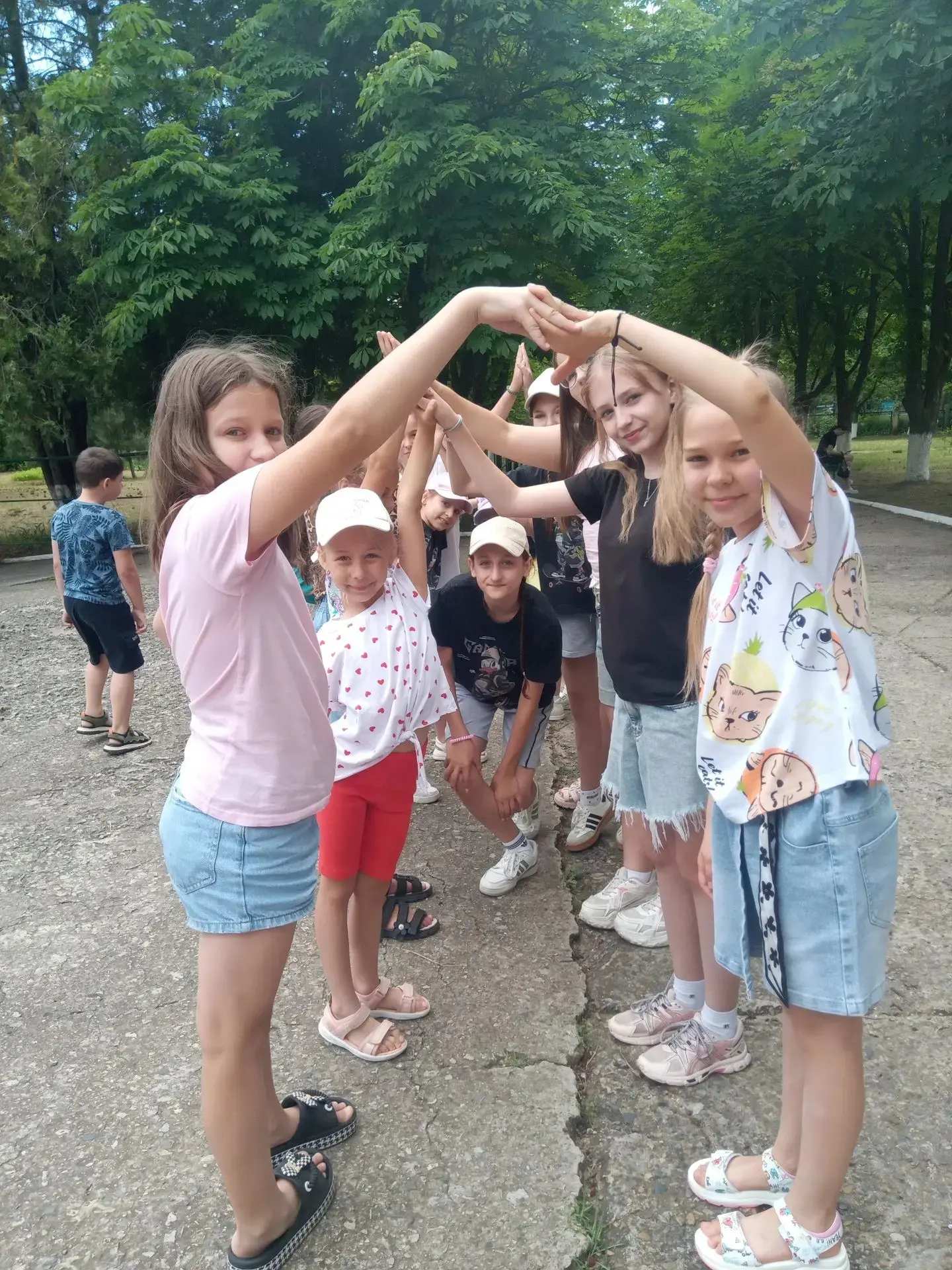 Сегодня в нашей школе стартовала первая смена в пришкольном лагере "Искорка" 🔥 

День Знакомств нач