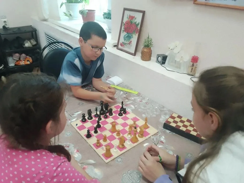 3 июня в Леонидовском ДЦ прошел вечер настольных игр "Дружная команда". Ребята  собрались вместе, чт