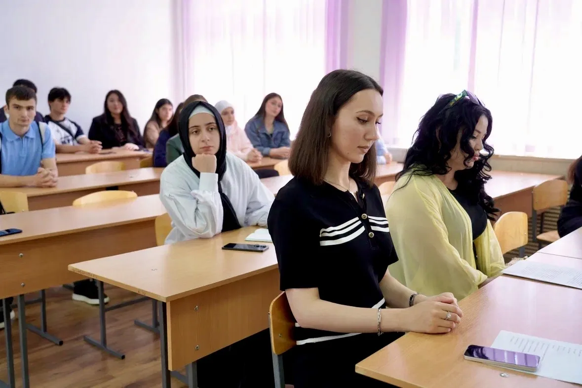В Институте филологии прошла конференция «Фронтовая поэзия: мотивы, образы, концепты»  Участники мер
