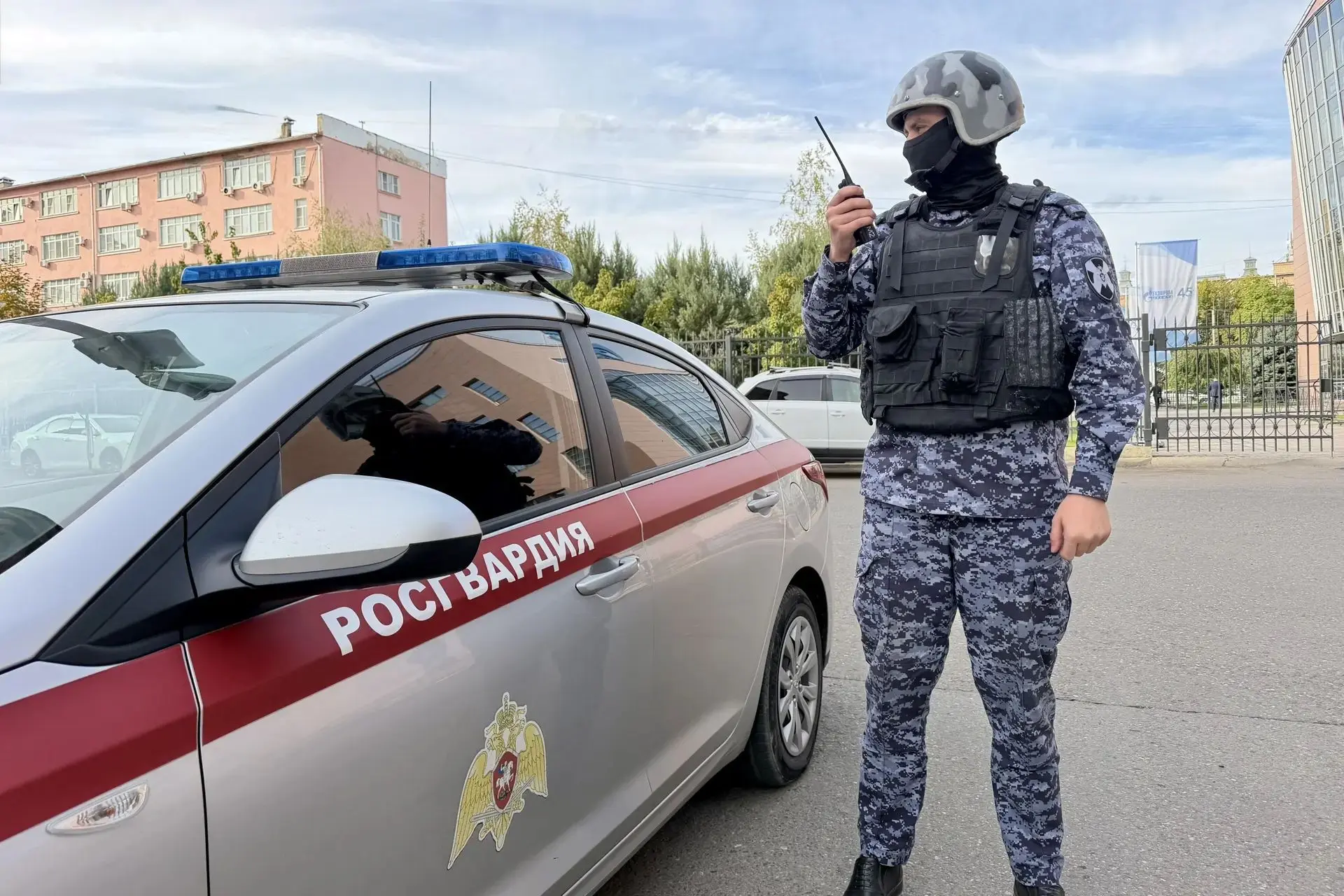 В Астрахани росгвардеец спас молодую девушку, которая потеряла сознание на улице