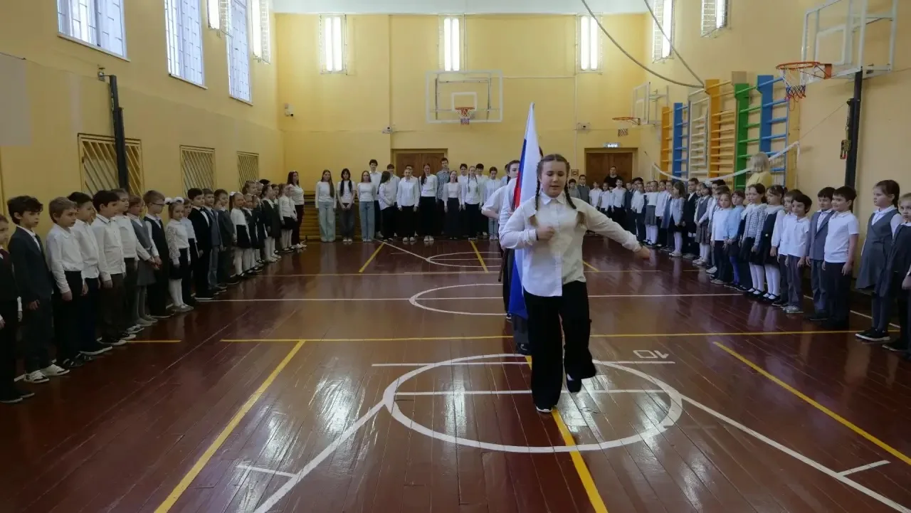 Подъём флага  🇷🇺 Утро понедельника началось с торжественной церемонии поднятия флага и исполнения ги