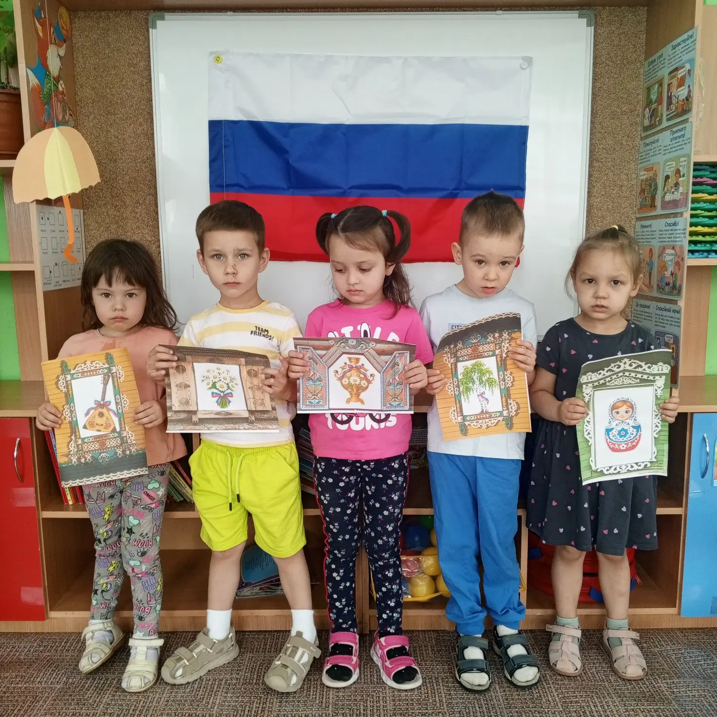 Аппликация Резные окна с Символами России.