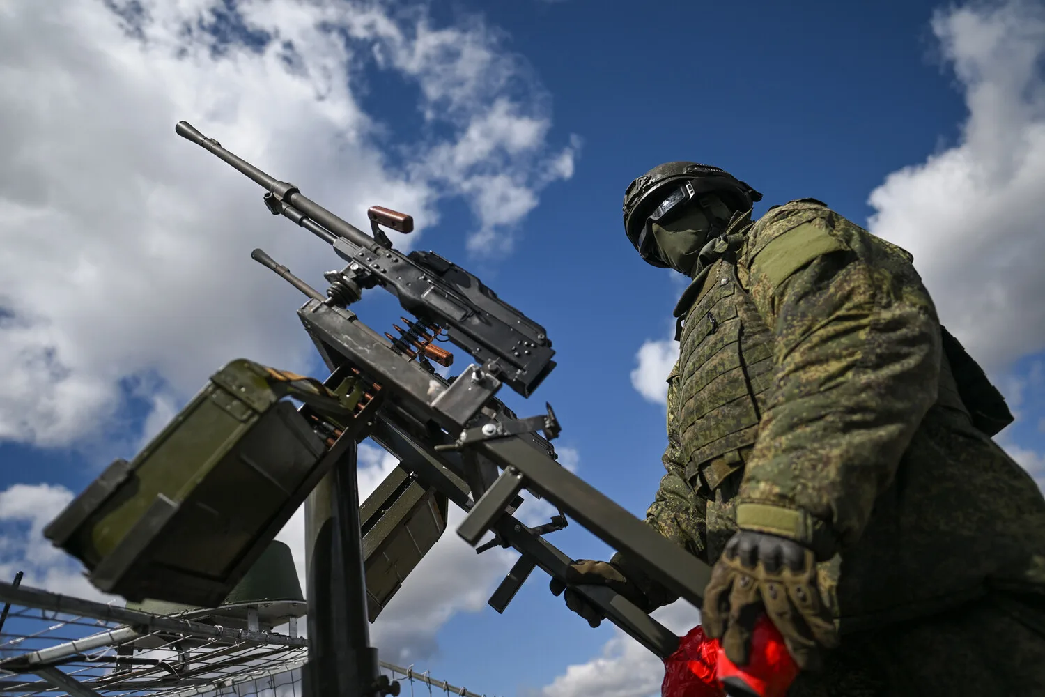 Россия перекрывает Украине последний водный маршрут снабжения. После Чёрного моря под у...
