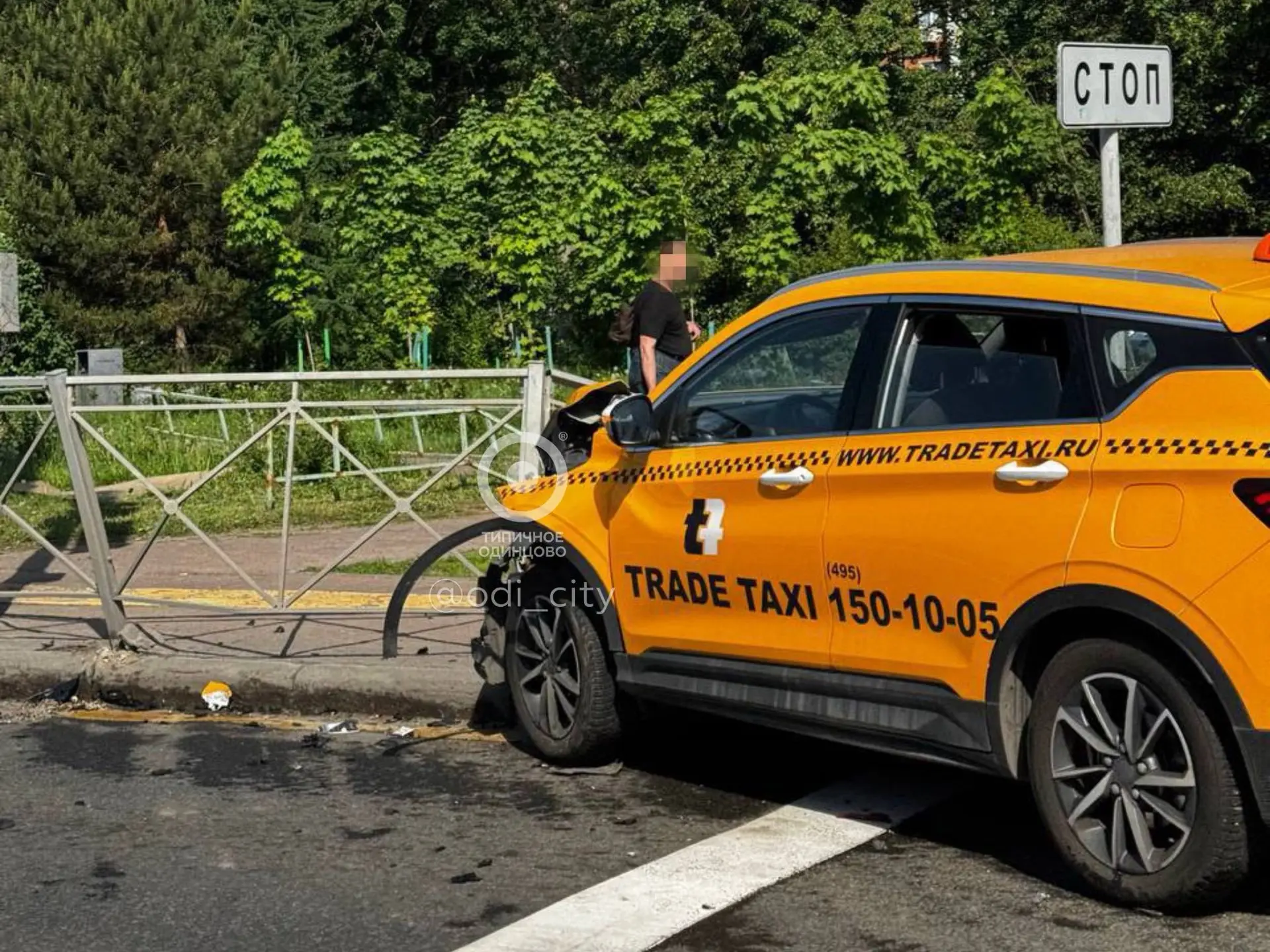🚕 Такси влетело в дорожный забор на Можайском шоссе в районе УВД  Подписаться на @odincovo_mosoblast