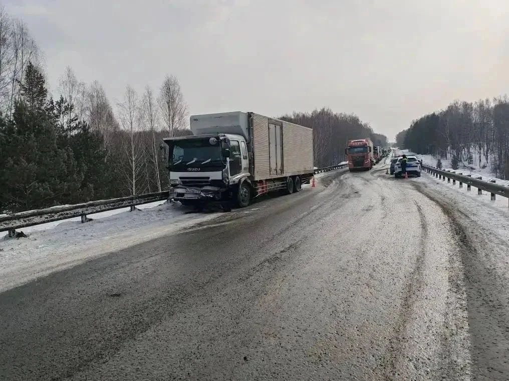 На трассе Красноярск - Канск легковушка влетела в грузовик. Среди пострадавших есть дети.

ДТП произ