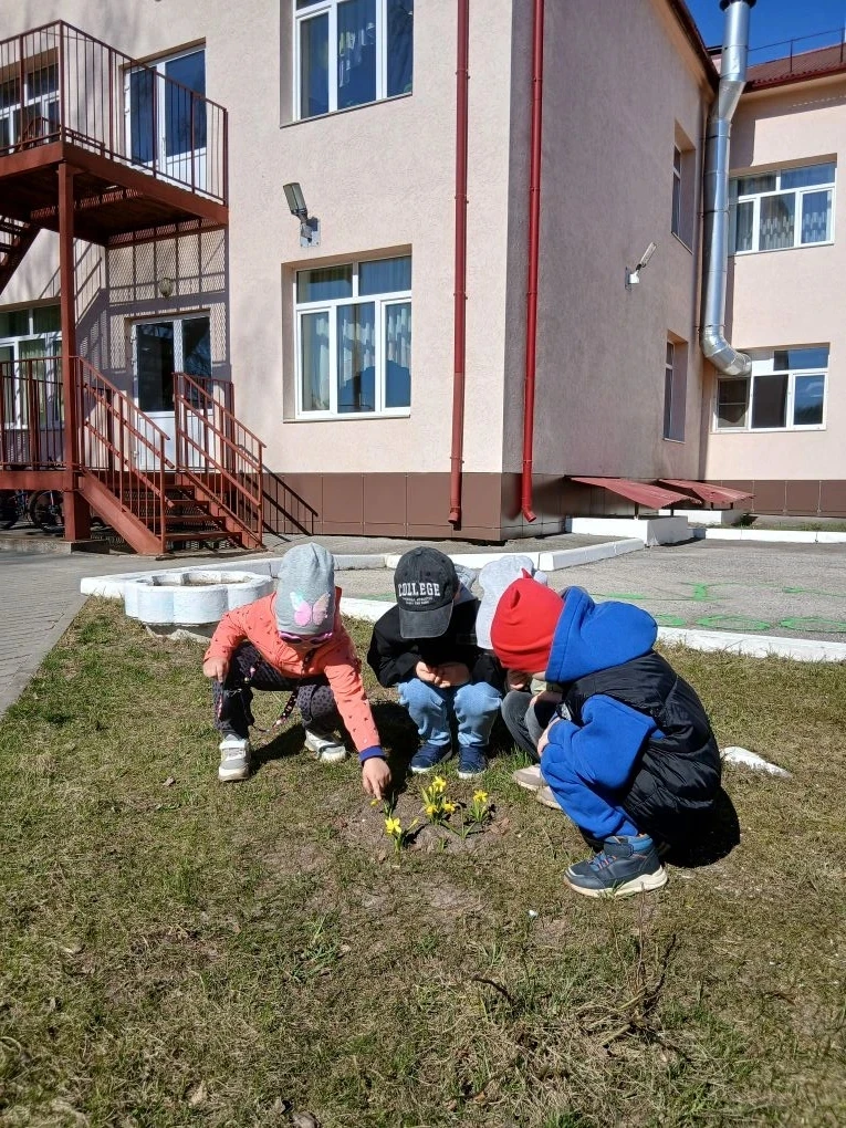 Мы с ребятами второй младшей группы продолжаем расширять представления о признаках весны.