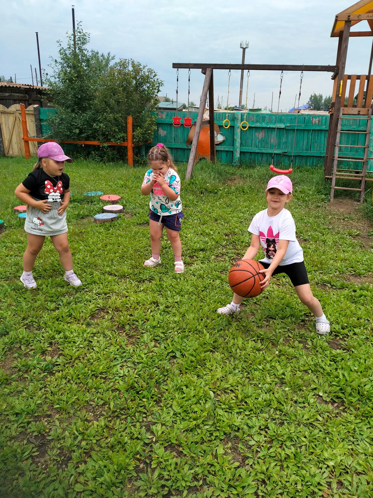 Прогулка в средней группе.
 Игры детей на свежем воздухе.