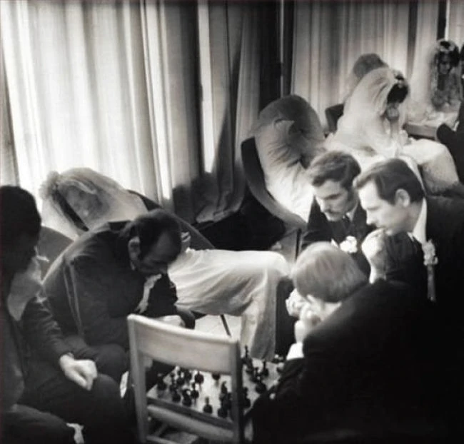Очередь в ЗАГС, 1960-е. Пока невесты скучают, женихи играют в шахматы.

Даже в такой важный день, ка