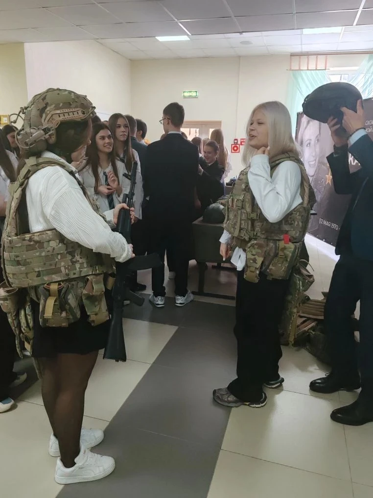 📸✨ Ученики 10-11 классов нашей школы побывали на выставке «Семья Героя» 💥 Здесь они узнали много инт