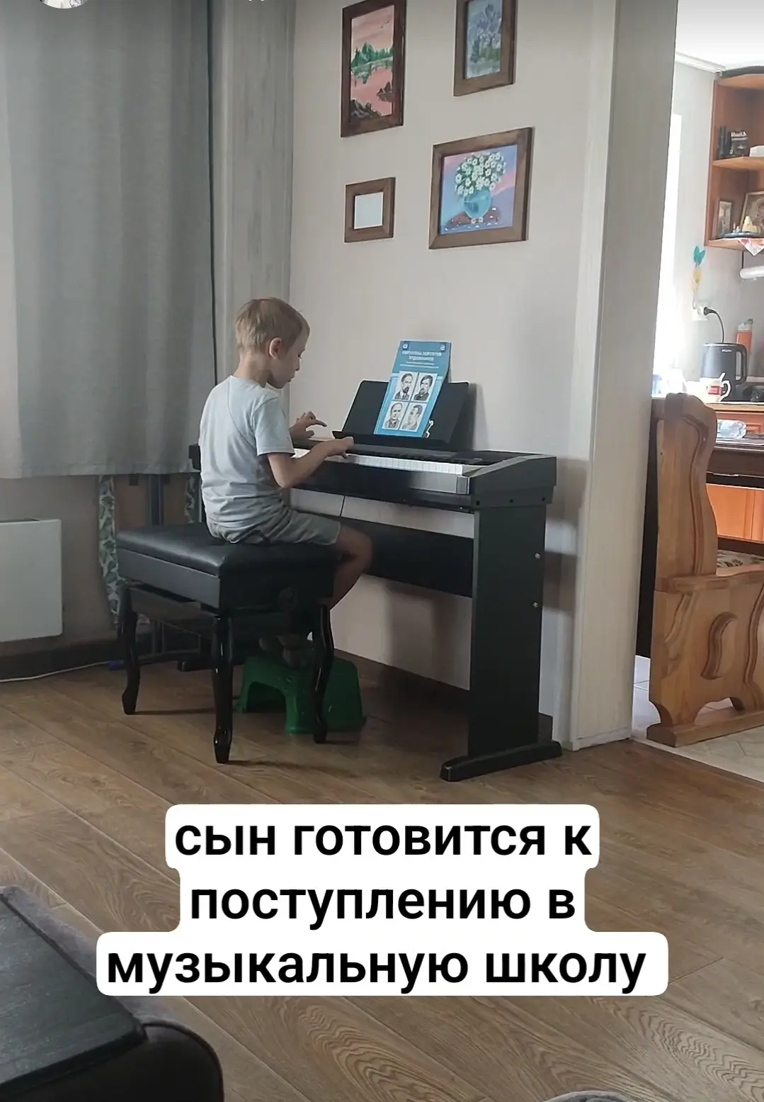 Да,да, бывают и такие детки😄.
Молодой человек ждёт, когда начнётся обучение, он готов!
Это будущий 