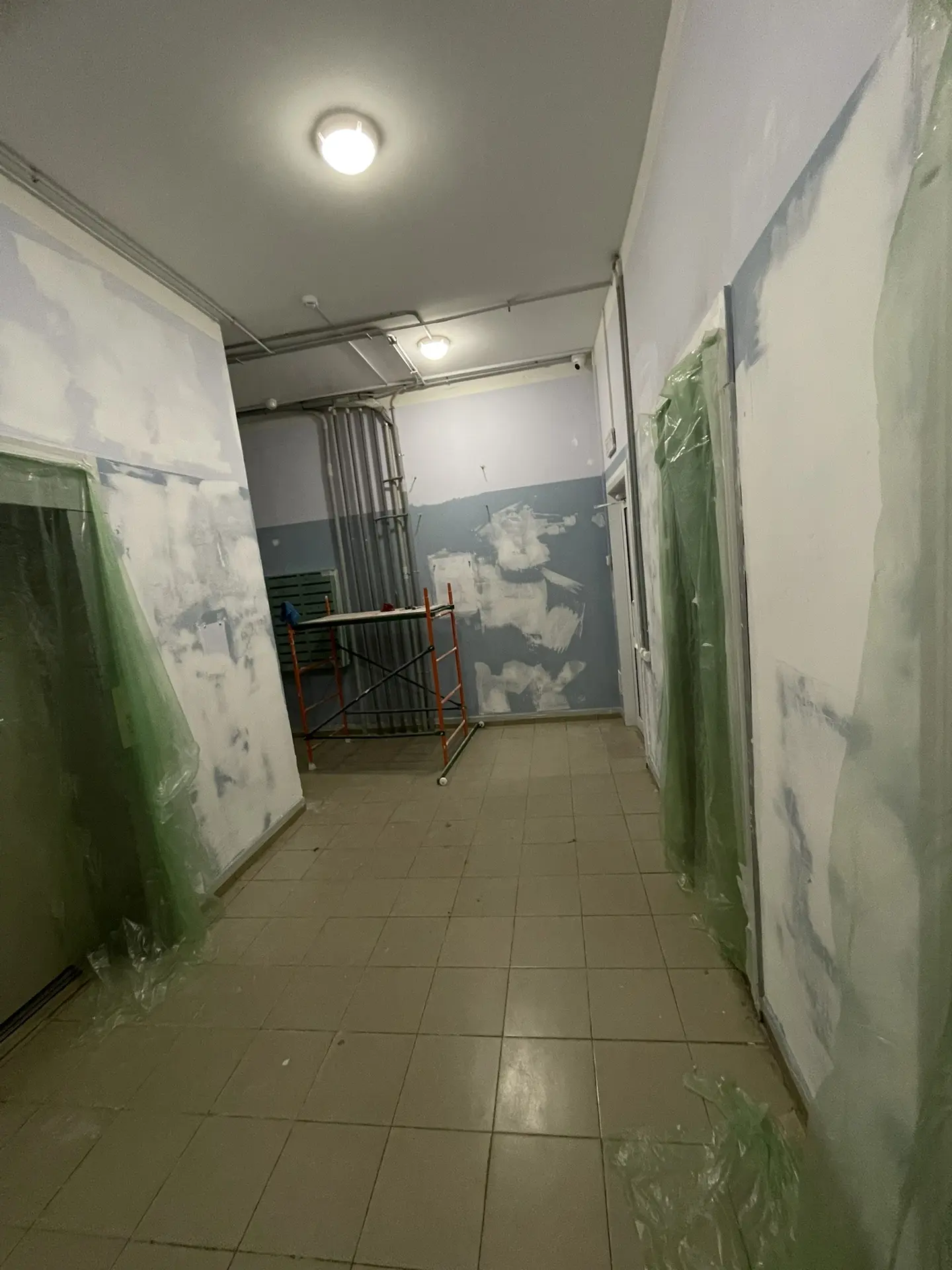 В этом году красим 1 этажи в каждом подъезде. 

Сегодня завершаем работы в 1 подъезде и переходим во