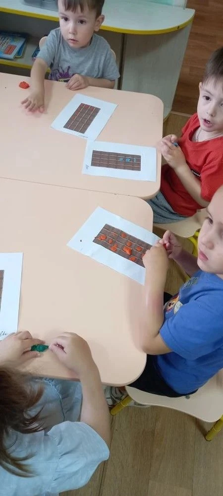 🍫  Сладкое искусство в младшей группе! Наши самые маленькие творцы превратились в настоящих кондите