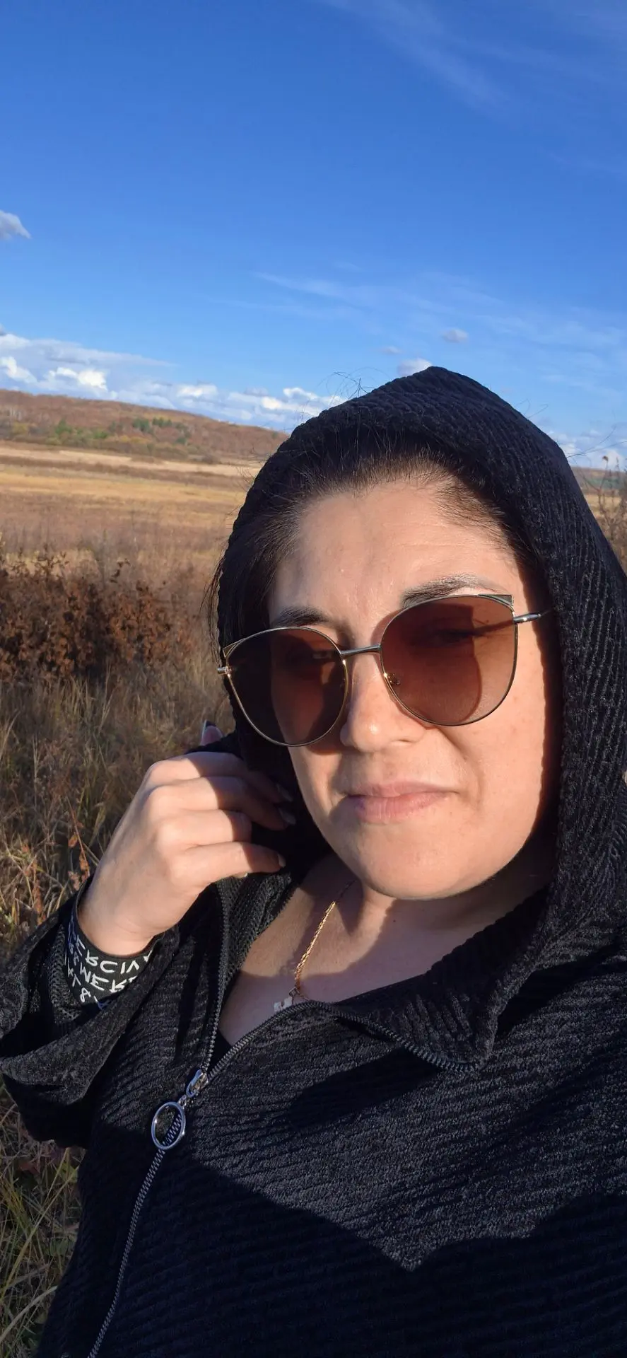 Сегодня мы ещё моленько погуляли ,очень тепло у нас сегодня  последние деньки тепла