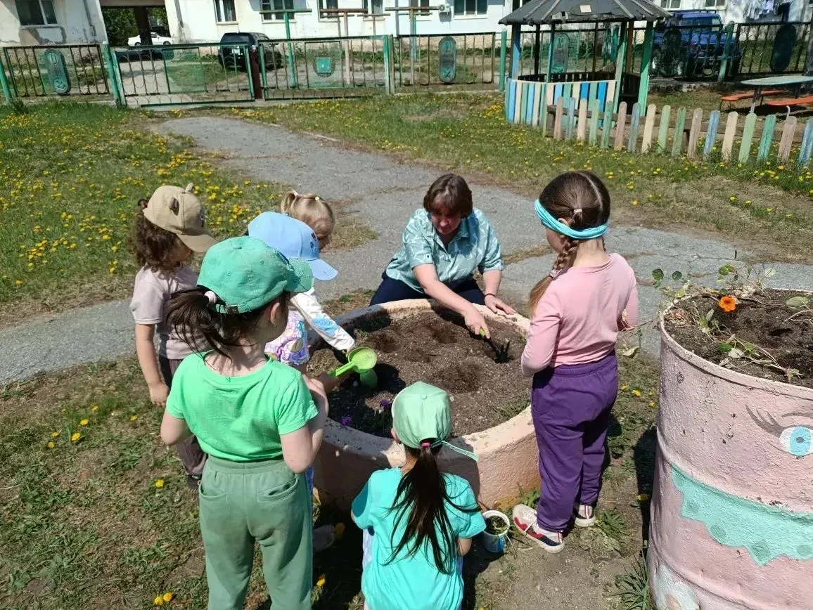 Воспитанники средней группы №6 попробовали себя в роли садоводов.🧑‍🌾