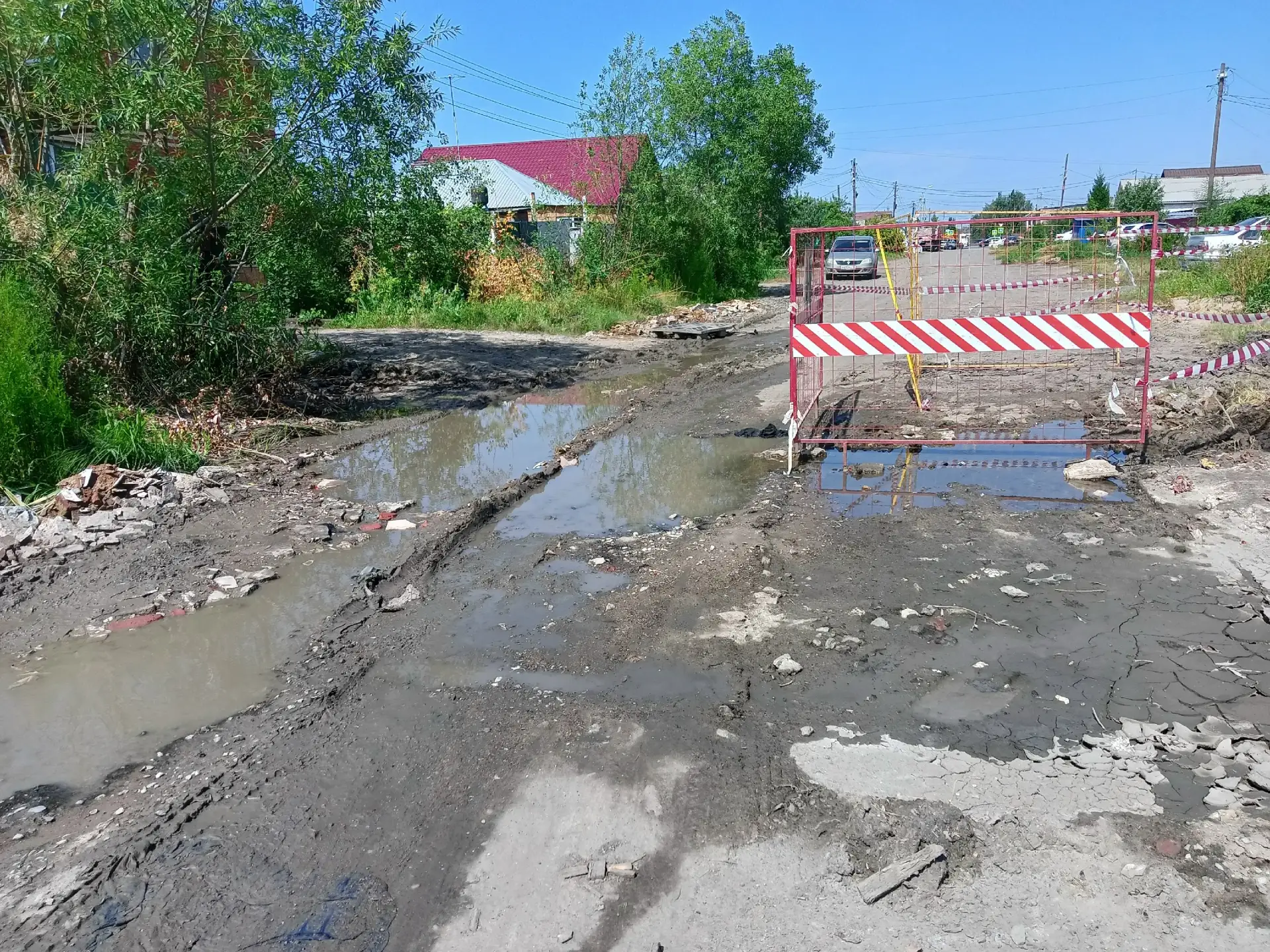 Добрый день! У кого спросить за перекрытую и перерытую дорогу?! 25.07.2026 произошёл по...